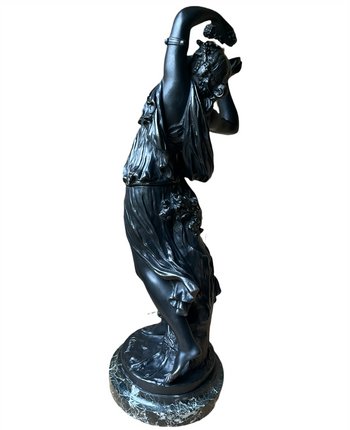 Bronzebacchante mit Trauben und Glocken nach Clodion