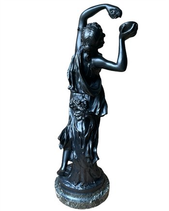 Bronzebacchante mit Trauben und Glocken nach Clodion
