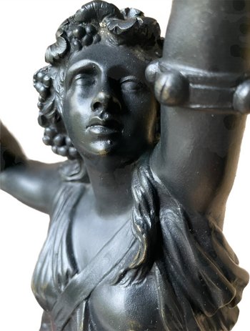 Bronzebacchante mit Trauben und Glocken nach Clodion