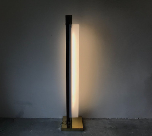 Lampadaire totem en plexiglass, circa 1960.
