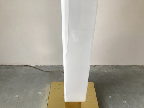 Lampadaire totem en plexiglass, circa 1960.