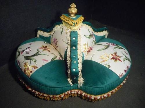 Indiscreet Napoleon III period buttoned buttoned in silk and velvet