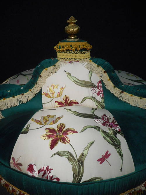 Indiscreet Napoleon III period buttoned buttoned in silk and velvet