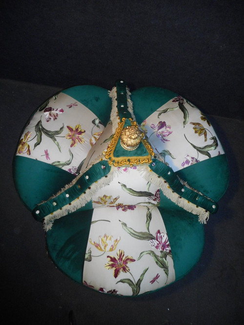 Indiscreet Napoleon III period buttoned buttoned in silk and velvet