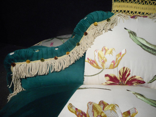 Indiscreet Napoleon III period buttoned buttoned in silk and velvet
