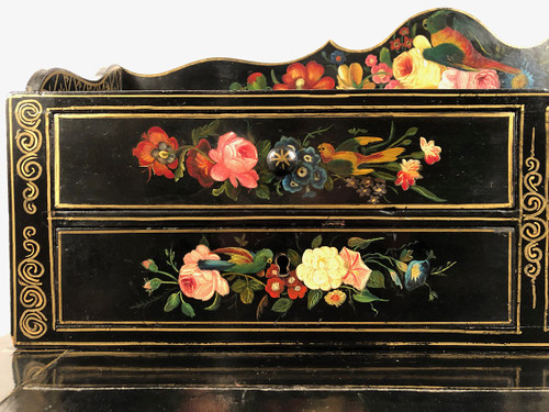 Bonheur du jour en bois laqué noir à riches décors peints de fleurs et d’oiseaux, Napoléon III