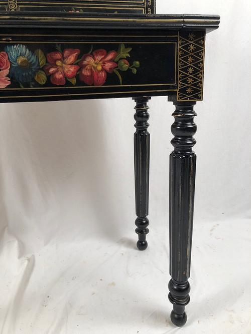 Bonheur du jour en bois laqué noir à riches décors peints de fleurs et d’oiseaux, Napoléon III