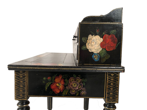 Bonheur du jour en bois laqué noir à riches décors peints de fleurs et d’oiseaux, Napoléon III