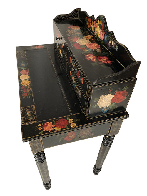 Bonheur du jour en bois laqué noir à riches décors peints de fleurs et d’oiseaux, Napoléon III
