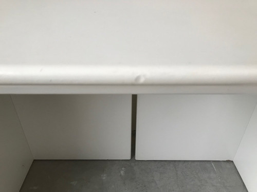 Sideboard/Schreibtisch aus weiß lackiertem Holz, ca. 1980.