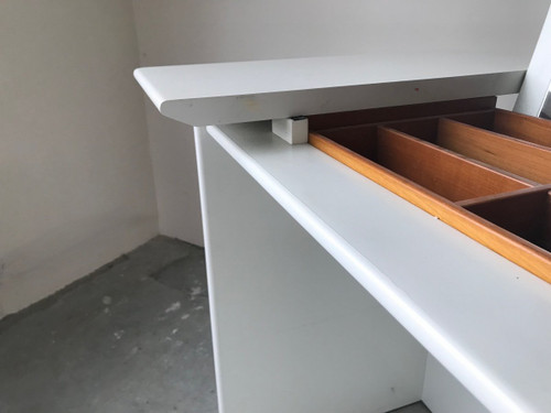 Sideboard/Schreibtisch aus weiß lackiertem Holz, ca. 1980.