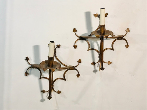 Pair of gilded metal sconces decorated with clovers.