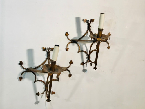 Pair of gilded metal sconces decorated with clovers.