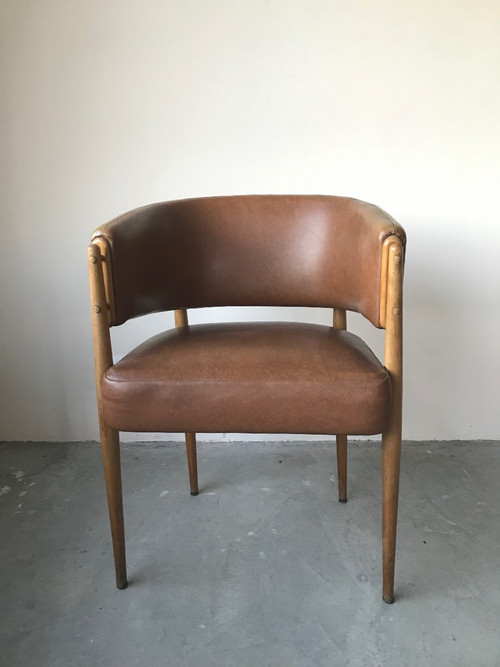 Poltrona in similpelle marrone circa 1950.