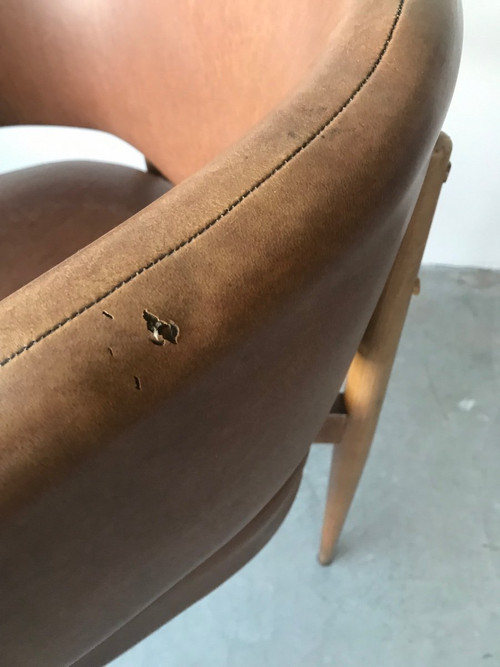 Poltrona in similpelle marrone circa 1950.
