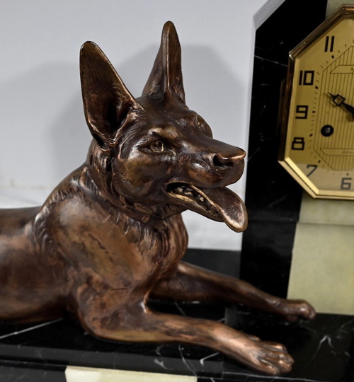 Important Art Deco Mantel Clock in Marble and Dog Sculpture – 1930