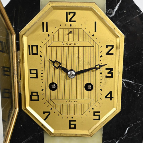 Important Art Deco Mantel Clock in Marble and Dog Sculpture – 1930