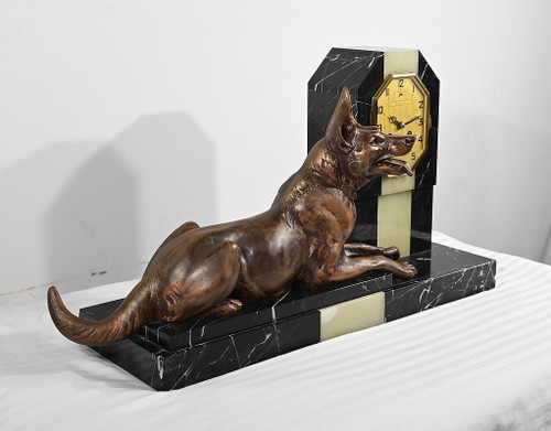 Important Art Deco Mantel Clock in Marble and Dog Sculpture – 1930