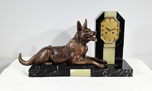 Important Art Deco Mantel Clock in Marble and Dog Sculpture – 1930