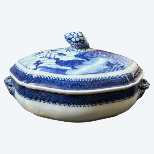 Chinese porcelain covered vegetable dish late 18th century Qianlong