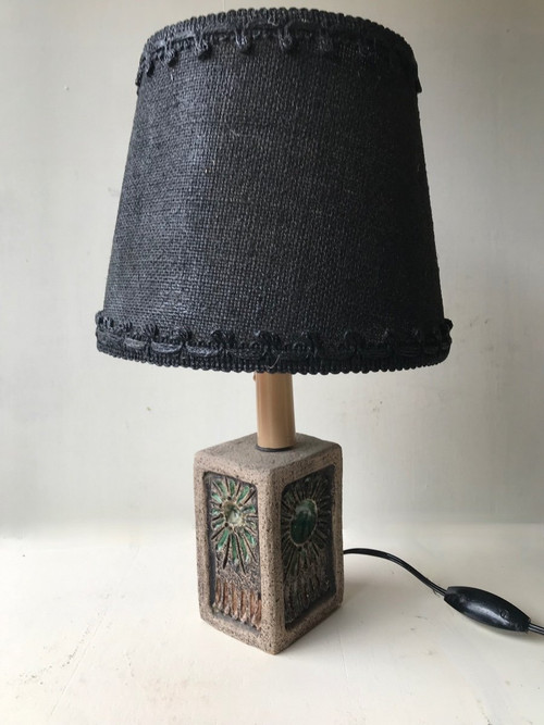 Nachttischlampe aus Stein und Keramik .
