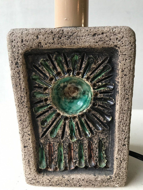Nachttischlampe aus Stein und Keramik .