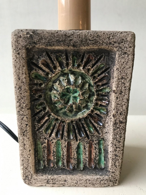 Nachttischlampe aus Stein und Keramik .