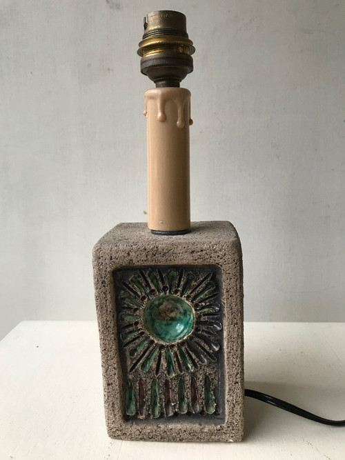 Nachttischlampe aus Stein und Keramik .