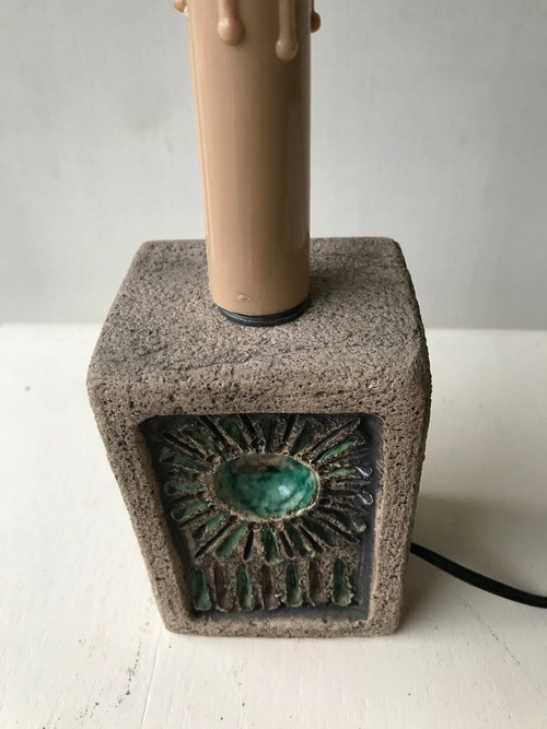 Nachttischlampe aus Stein und Keramik .