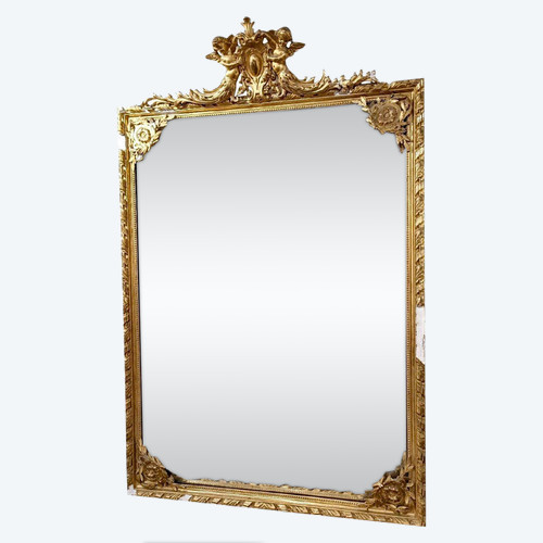Grande Specchiera Chiusa Decorata con Putti Dorati a Foglia Oro