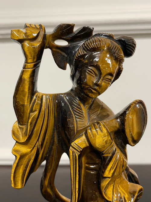 China - Tigerauge-Skulptur aus hartem Stein, die einen Guanyin aus dem 20. Jahrhundert darstellt