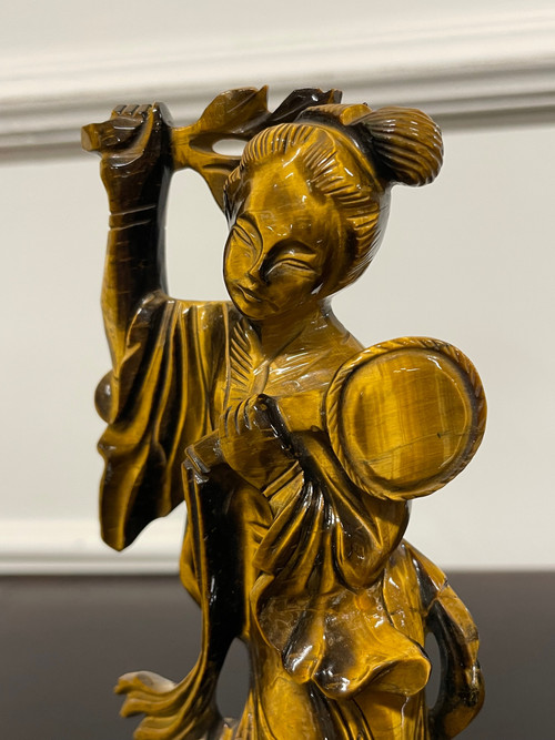 China - Tigerauge-Skulptur aus hartem Stein, die einen Guanyin aus dem 20. Jahrhundert darstellt