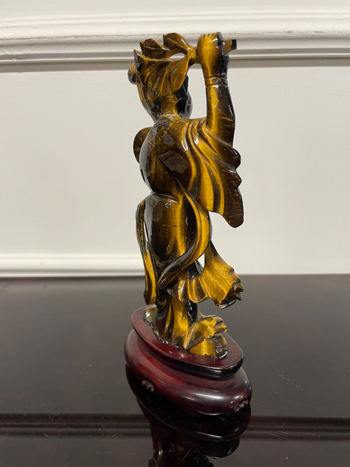 China - Tigerauge-Skulptur aus hartem Stein, die einen Guanyin aus dem 20. Jahrhundert darstellt