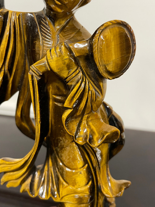 China - Tigerauge-Skulptur aus hartem Stein, die einen Guanyin aus dem 20. Jahrhundert darstellt