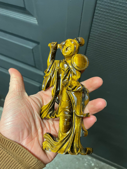 China - Tigerauge-Skulptur aus hartem Stein, die einen Guanyin aus dem 20. Jahrhundert darstellt