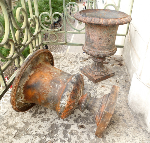 Pair of large Medici ornamental/garden cast iron vases, 19th century period - 44cm