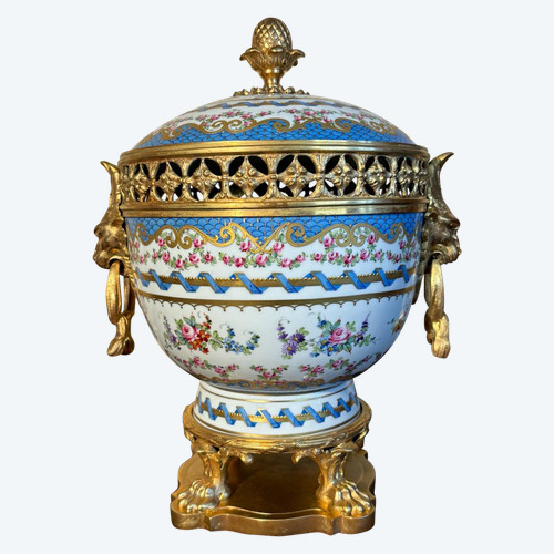 Une coupe avec couvercle,pot pourri en porcelaine de Paris et bronze dore XX-eme siècle.