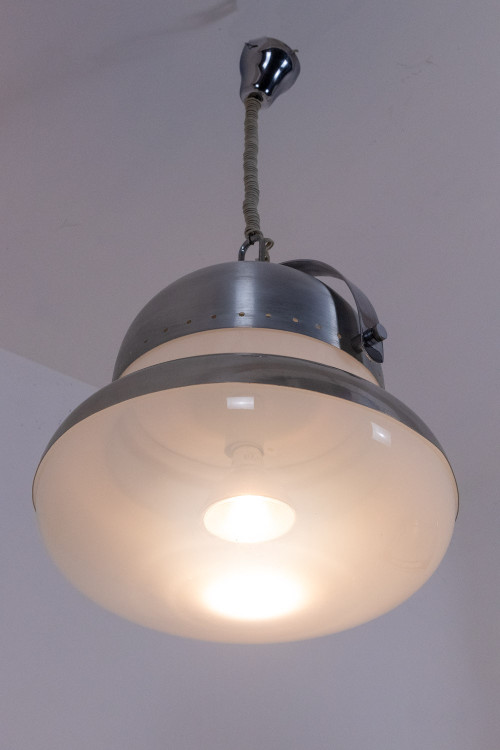 Lampada a sospensione in stile industriale in metallo spazzolato e opalino. Anni '70