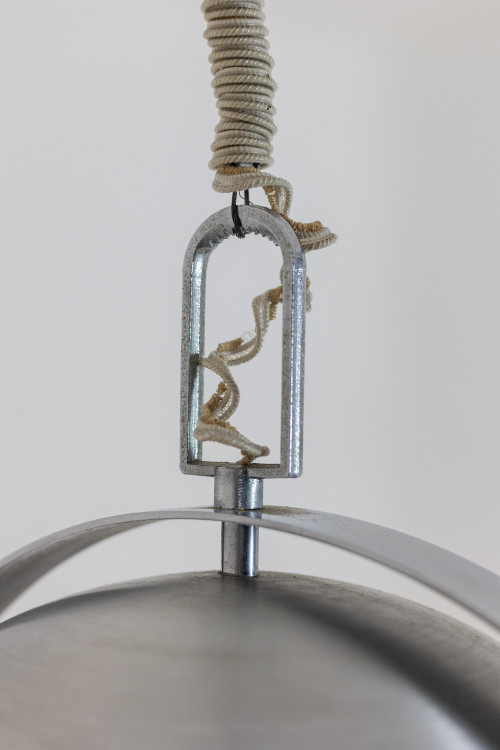 Lampada a sospensione in stile industriale in metallo spazzolato e opalino. Anni '70