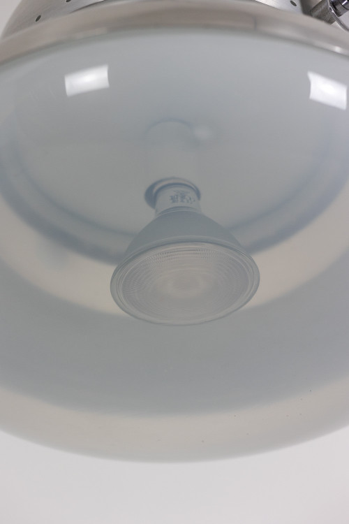 Lampada a sospensione in stile industriale in metallo spazzolato e opalino. Anni '70