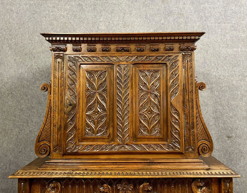 Credenza in stile gotico rinascimentale in noce massello, periodo '700