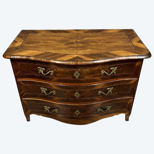 commode galbée époque Louis XV en marqueterie de bois précieux vers 1750