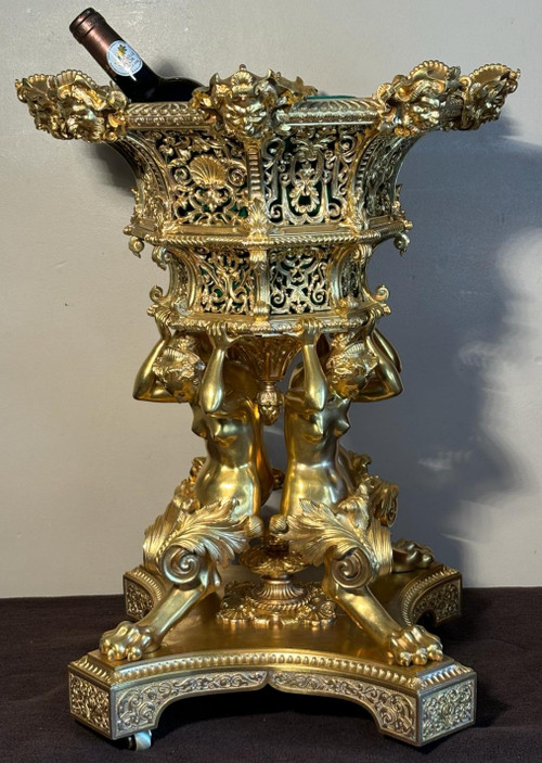 Very important centerpiece, 19th century planter, in chiseled gilded bronze.
