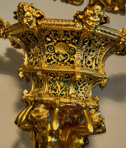 Very important centerpiece, 19th century planter, in chiseled gilded bronze.