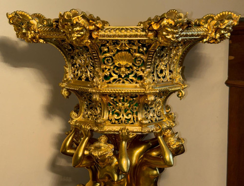 Very important centerpiece, 19th century planter, in chiseled gilded bronze.