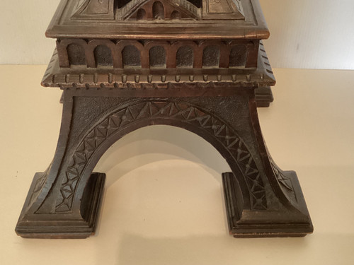 Torre Eiffel in legno intagliato