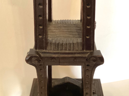 Torre Eiffel in legno intagliato