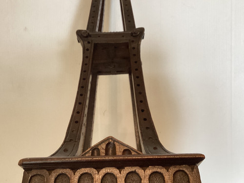 Torre Eiffel in legno intagliato