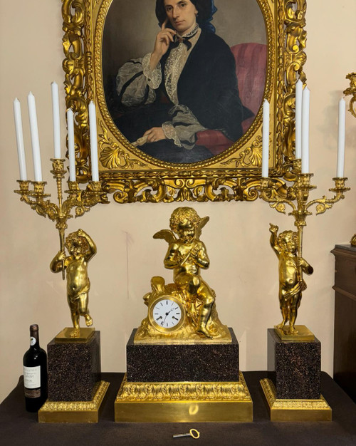 Außergewöhnliche Verzierung aus vergoldeter Bronze und Porphyr, Amor spielt Flöte, aus dem 19. Jahrhundert.