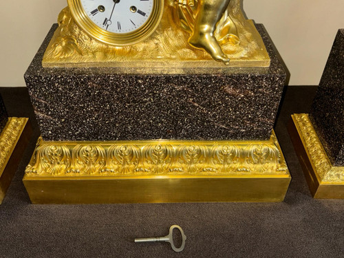 Außergewöhnliche Verzierung aus vergoldeter Bronze und Porphyr, Amor spielt Flöte, aus dem 19. Jahrhundert.